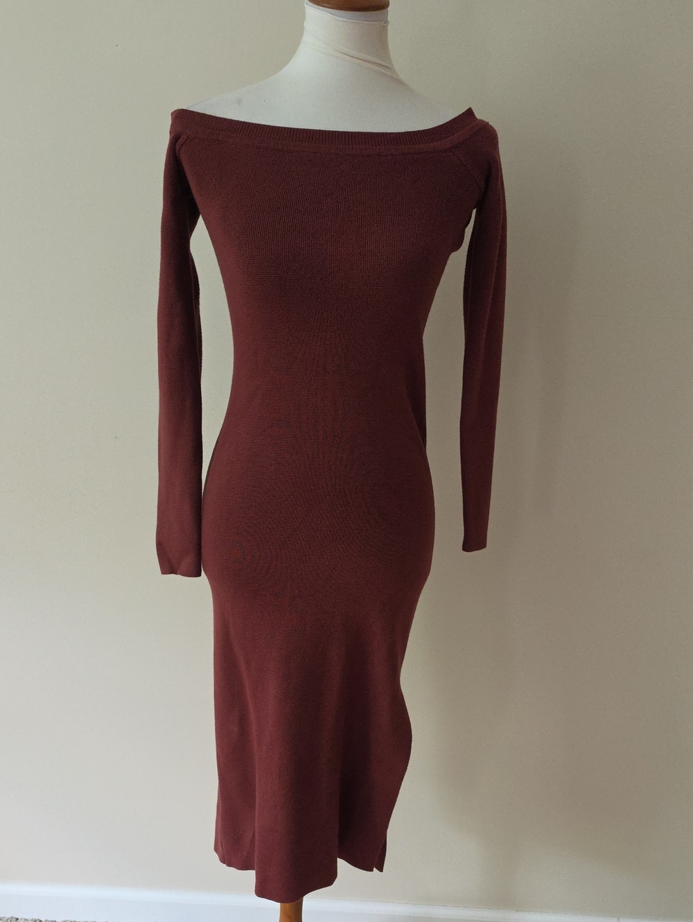 Abercromie & Fitch Off-Shoulder Ribbed Knit Midi Dress in Brown Chestnut